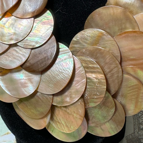 Mother of Pearl scalloped pink reflective necklace. - Picture 5 of 8